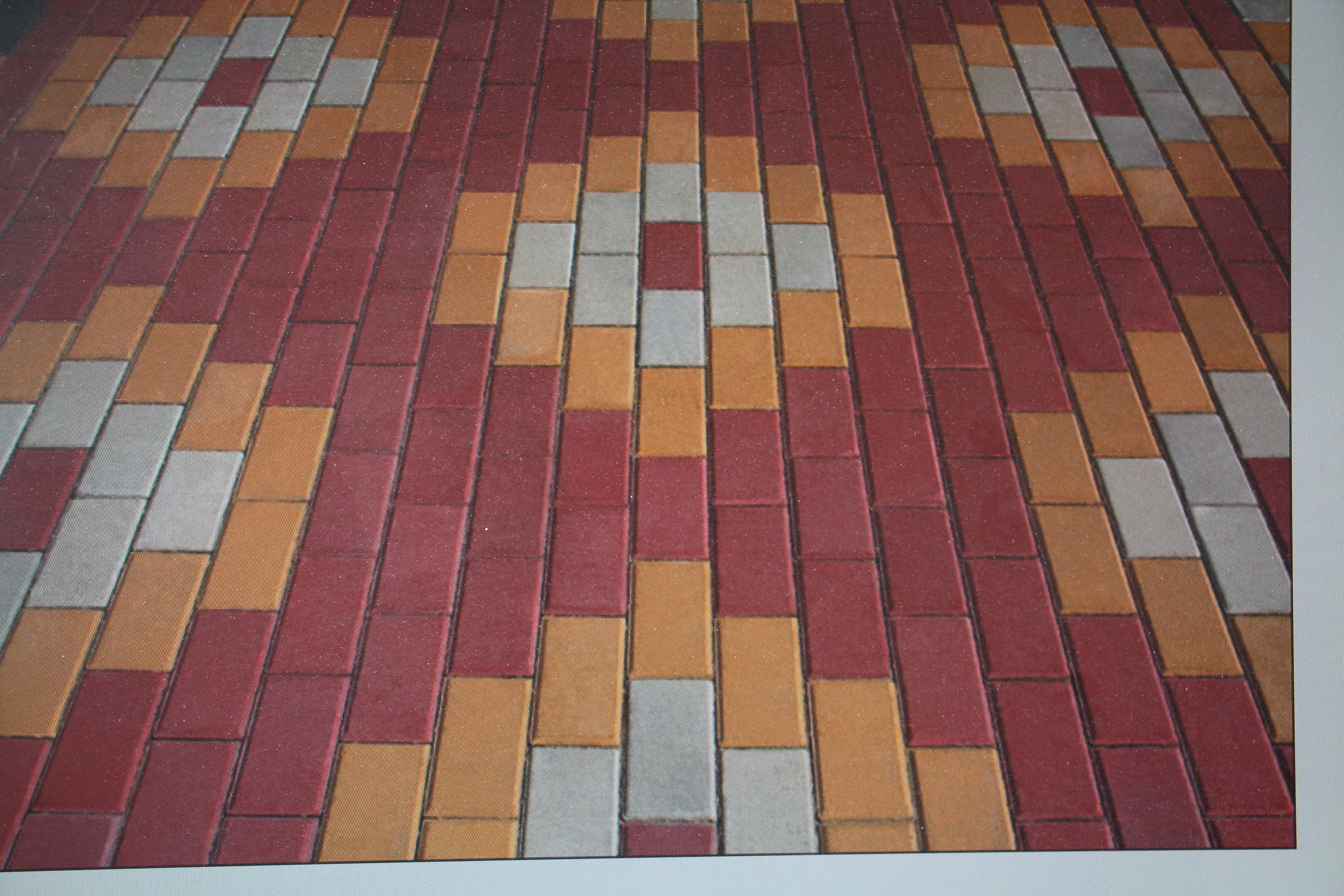 Плитка тротуарная красная с желтым треугольная